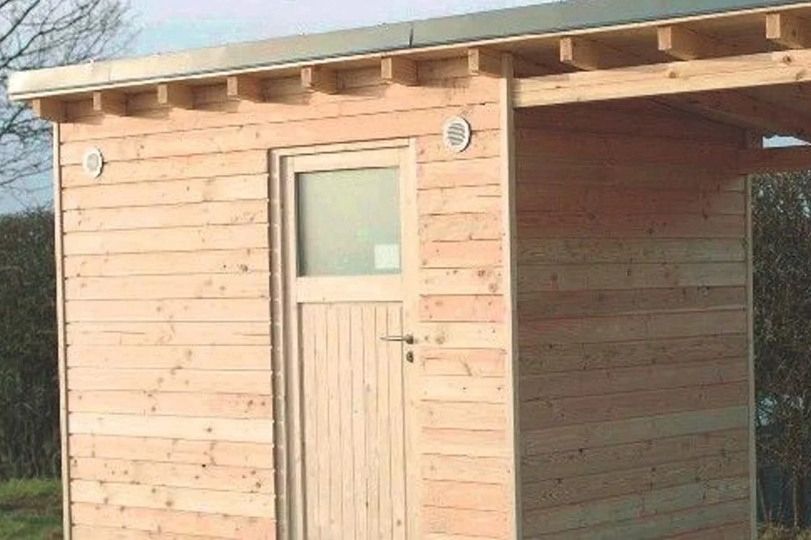 Holzhaus mit Tür und Vordach